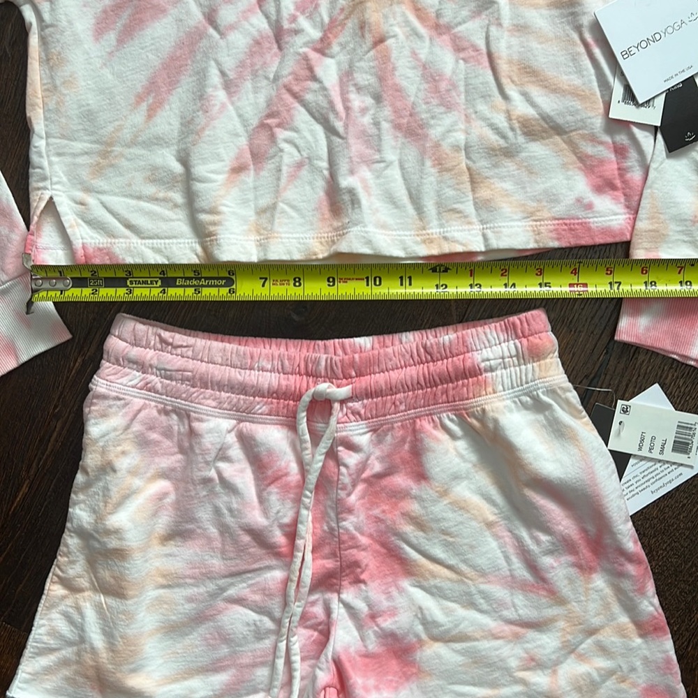 30. Beyond Yoga Weekend Pullover & Come Through Shorts Set Size Small - Picture 3 of 7